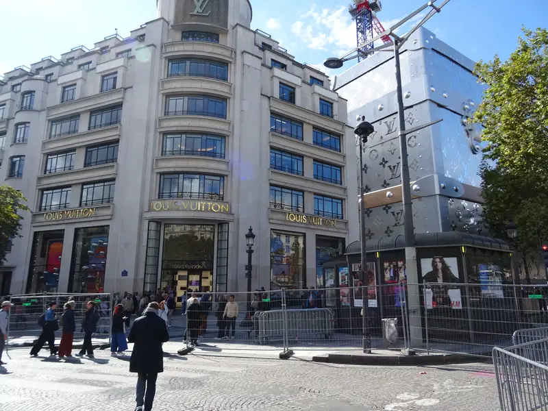 Prodejna Louis Vuitton v Paříži na Champs-Elysees
