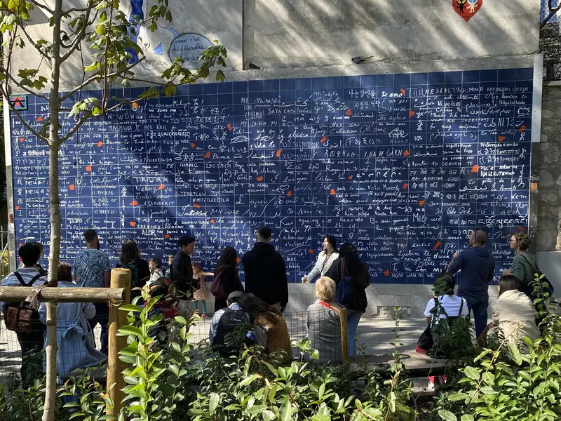 Zeď Miluji Tě: symbol lásky v srdci Montmartru