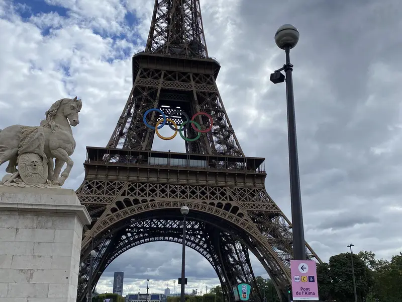 Eiffelova věž s olympijskými kruhy