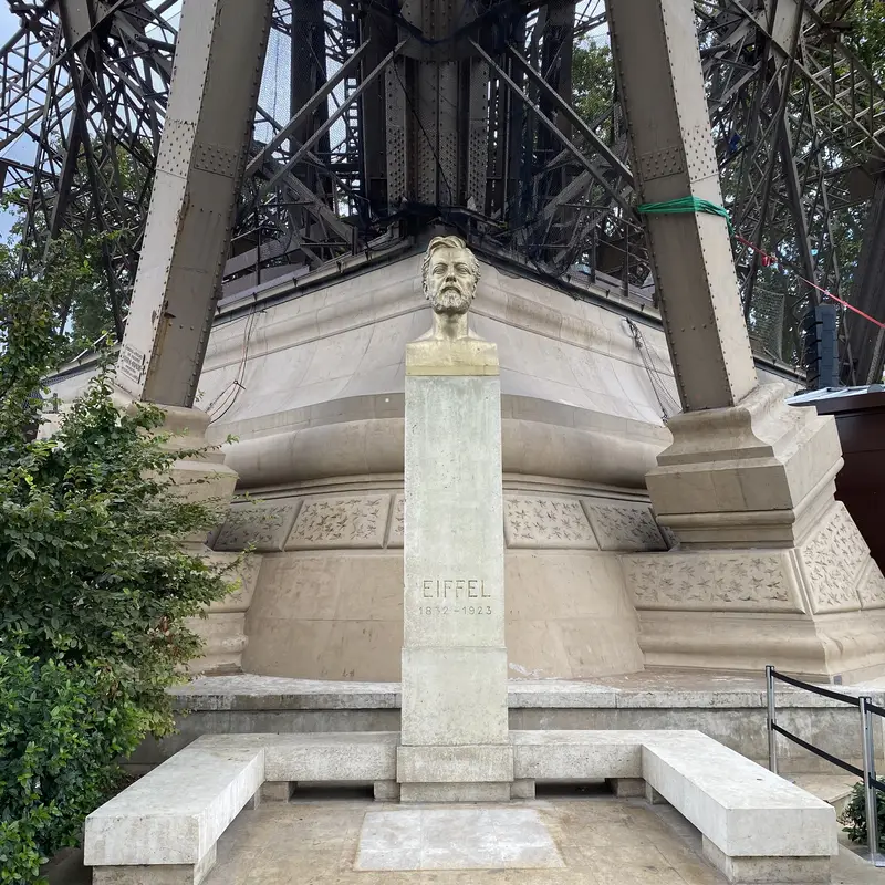 gustave_eiffel Busta Gustava Eiffela u severního pílíře Eiffelovy věže